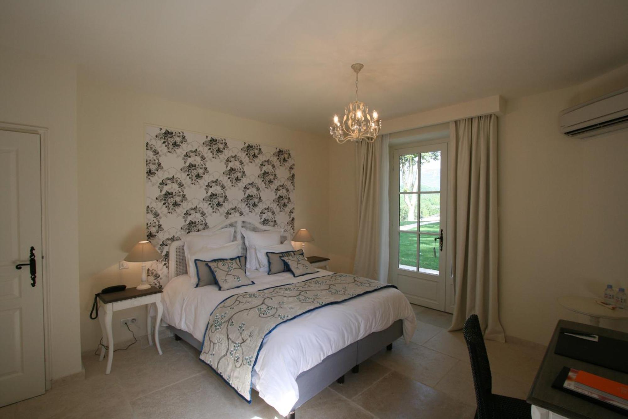 Chateau Les Oliviers De Salettes Charols Room photo
